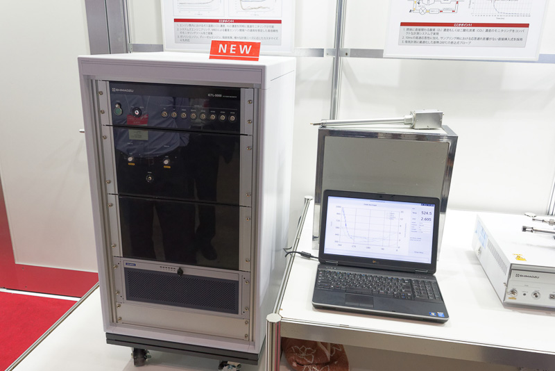 島津製作所が新たに発表したエンジン筒内高速モニター「DIOMELAS」。エンジン内の温度、二酸化炭素量をリアルタイムに把握できる。価格は一式で数千万円ほどになる予定