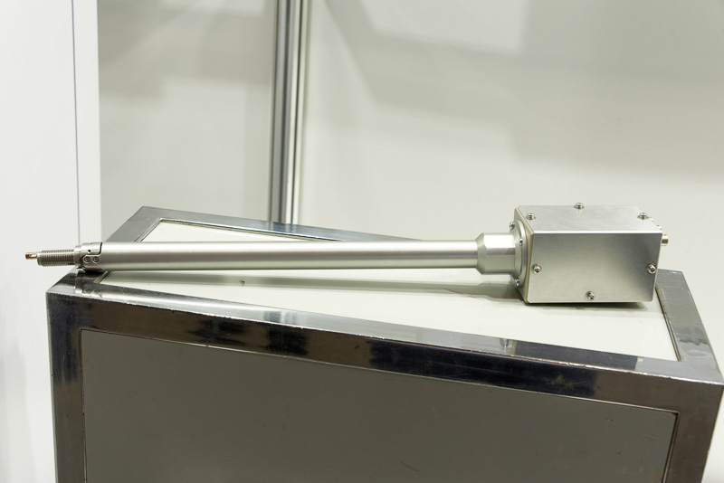 ガソリンエンジン車の点火プラグのサイズに、レーザービームを射出する機能と小型ミラーを組み込んでいる。射出されて戻ってきたレーザーの変化を調べることで、温度と二酸化炭素量を計測する仕組み。写真はサンプルで、実際には車両メーカーが指定した市販プラグに加工を施すことになる