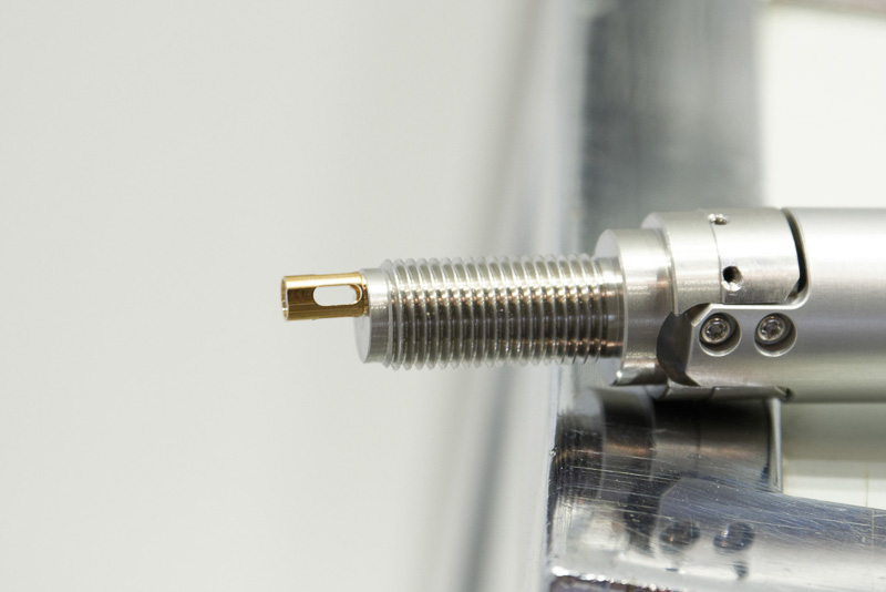 ガソリンエンジン車の点火プラグのサイズに、レーザービームを射出する機能と小型ミラーを組み込んでいる。射出されて戻ってきたレーザーの変化を調べることで、温度と二酸化炭素量を計測する仕組み。写真はサンプルで、実際には車両メーカーが指定した市販プラグに加工を施すことになる