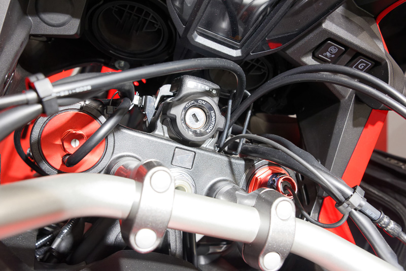 前後サスのプリロードを変えることで車高調整する仕組み。スプリングはシングルレートのため、フィーリングの変化は少ないとする