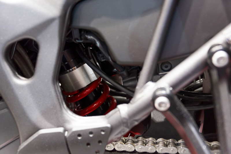 前後サスのプリロードを変えることで車高調整する仕組み。スプリングはシングルレートのため、フィーリングの変化は少ないとする