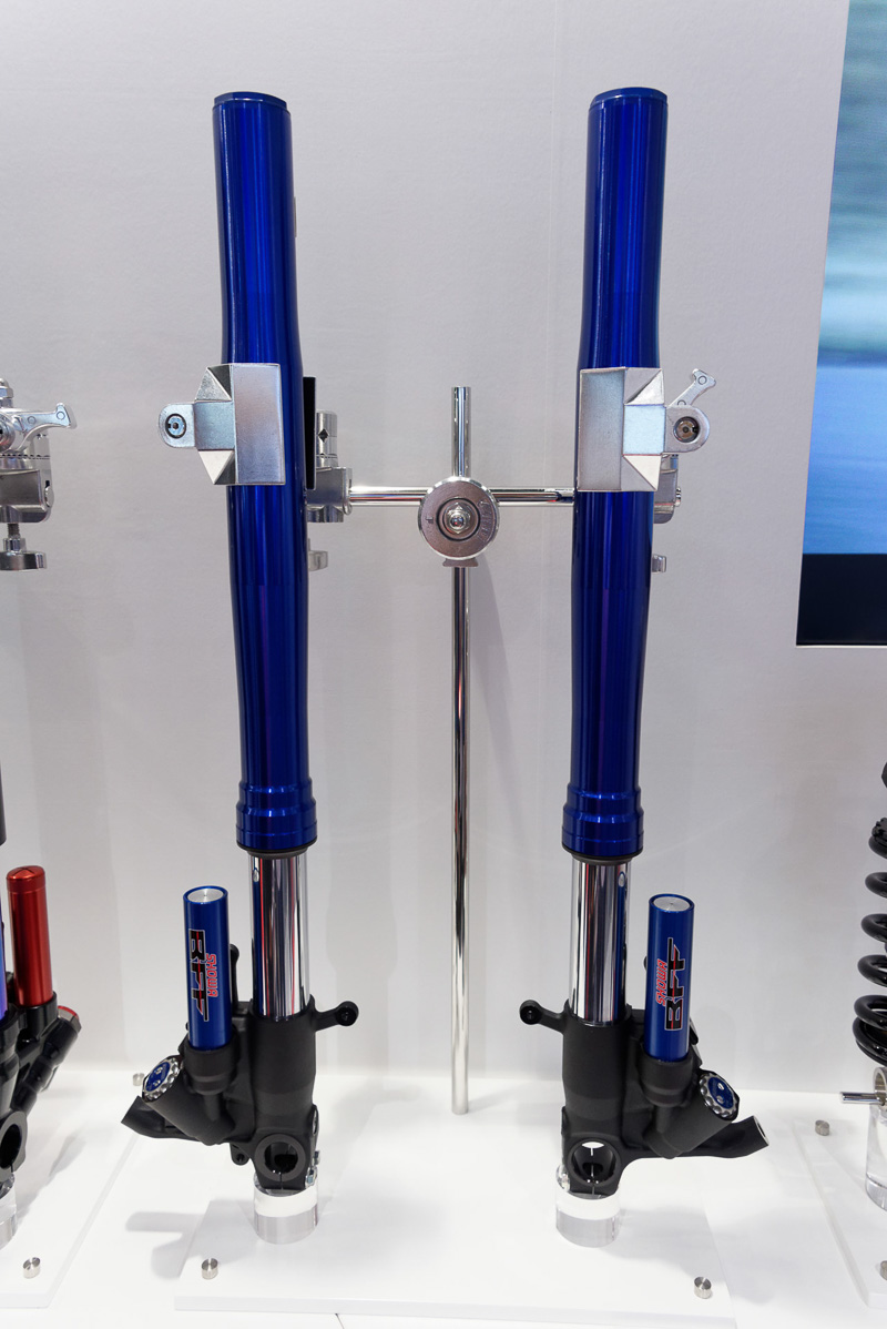 スズキ「GSX-R1000R」やカワサキ（川崎重工業）「Ninja ZX-10R」に採用されている「BFF（Balance Free Front fork）」（左）と「BFRC-lite（Balance Free Rear Cushion lite）」（右）。従来よりも応答性の向上、高速な減衰力の立ち上がりなどを実現しているという