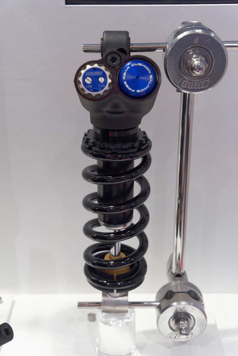 スズキ「GSX-R1000R」やカワサキ（川崎重工業）「Ninja ZX-10R」に採用されている「BFF（Balance Free Front fork）」（左）と「BFRC-lite（Balance Free Rear Cushion lite）」（右）。従来よりも応答性の向上、高速な減衰力の立ち上がりなどを実現しているという