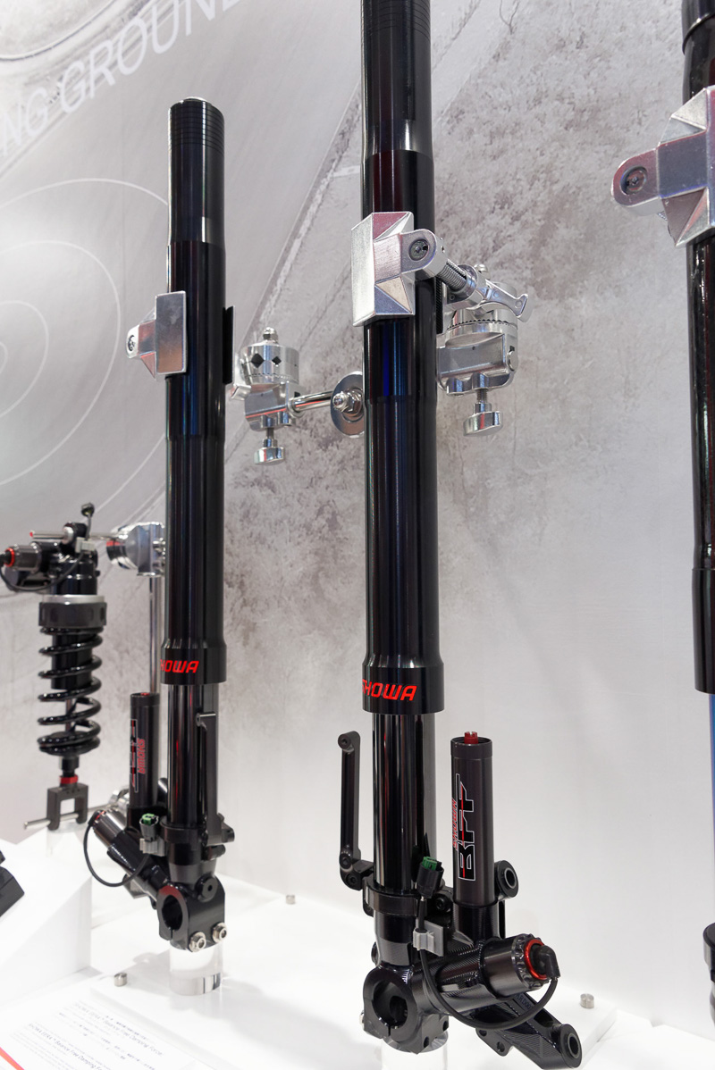 ダンパーの電子制御に対応した「SHOWA EERA Balance Free Damping Force」。ストロークセンサーはボディに内蔵。低コストと高性能を両立する