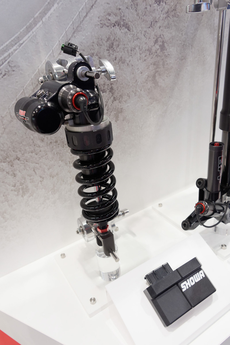 ダンパーの電子制御に対応した「SHOWA EERA Balance Free Damping Force」。ストロークセンサーはボディに内蔵。低コストと高性能を両立する