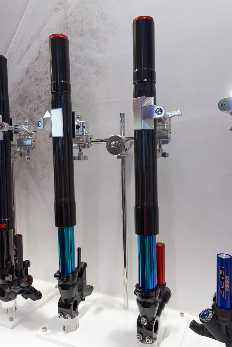 「神電 六」が搭載するエアダンパーサスの「SFF（Separate Function Front Fork）-Air」。アウターチューブはCFRP（炭素複合素材）で補強されている。市販化も検討しており、担当者によると「まずはミドルクラス（400～700cc）から」とのこと
