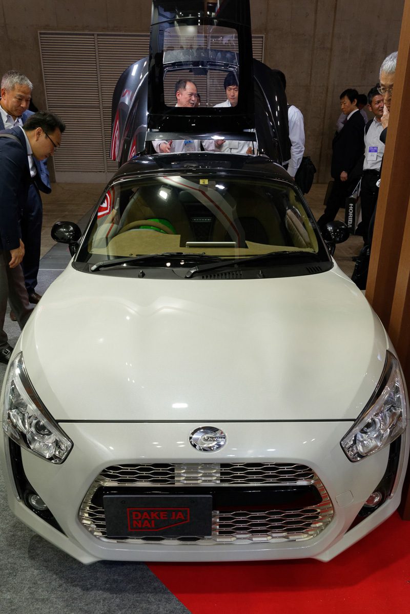 帝人はダイハツ工業「コペン」をハッチバック化したコンセプトカーを展示