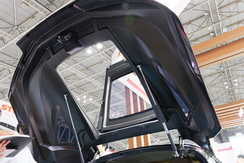 CFRPとポリカーボネートで軽量化したリアゲート