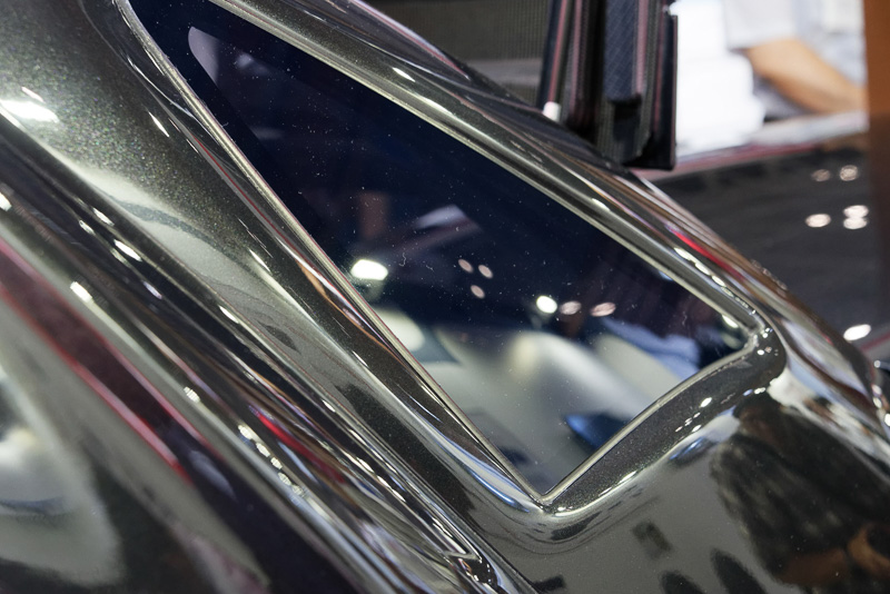 窓部分は樹脂素材ながら、特殊な加工が施されて従来にない高耐久性を実現。経年による変色も少ないという