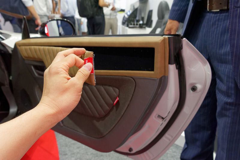 内装は各部を簡単に取り外しでき、洗ったり、他の素材やデザインのものに“着せ替え”できる。裏側にマイクロファイバーのような特殊な加工が施され、貼り付けると前後に動きにくくなるため、手でまっすぐ手前に動かさない限り簡単には外れない