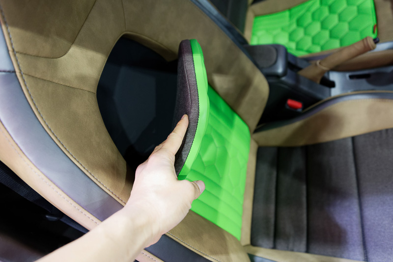 内装は各部を簡単に取り外しでき、洗ったり、他の素材やデザインのものに“着せ替え”できる。裏側にマイクロファイバーのような特殊な加工が施され、貼り付けると前後に動きにくくなるため、手でまっすぐ手前に動かさない限り簡単には外れない