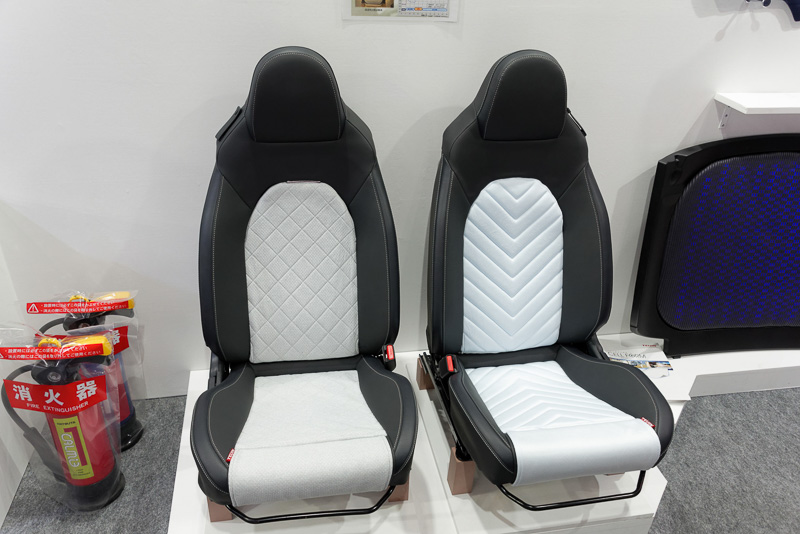 帝人の技術を背もたれと座面に応用したシート。左側が保温性のある素材を使用したもので、右側が通気性・冷感性のある素材を使用したもの。季節や気分によって簡単に変えて楽しめる