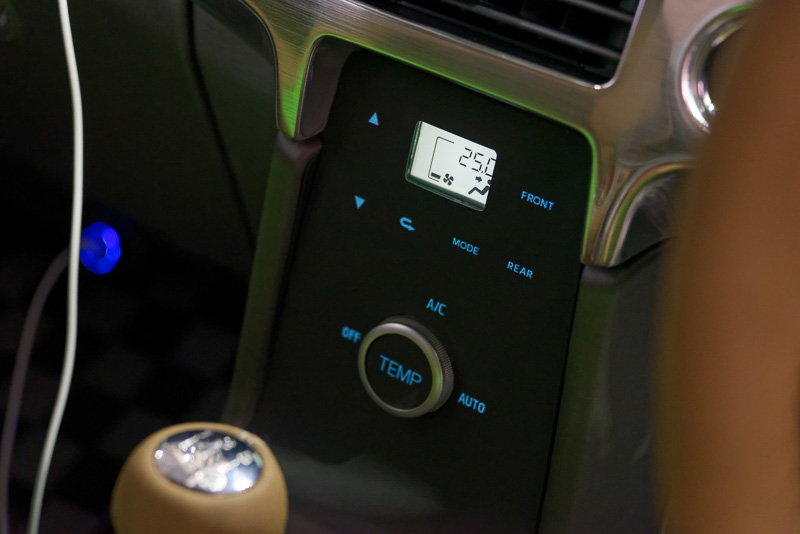 通常は合成皮革のように見えるセンターコンソールだが、必要に応じてエアコンなどの操作ボタンとして光って見えるようになる