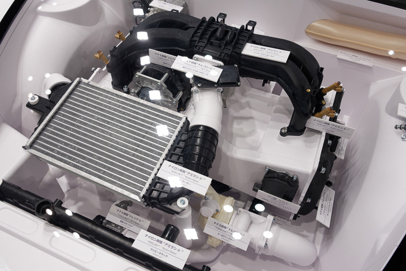 外装、内装には炭素繊維素材や樹脂素材が用いられている。そのほかにも高性能モーター（用のコンデンサーフィルム）、高性能バッテリー（用の電極）、イメージセンサー（用の光学素材）、プラスチック光ファイバーなど、東レならではの素材がてんこ盛り