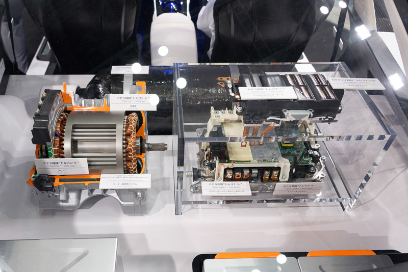 外装、内装には炭素繊維素材や樹脂素材が用いられている。そのほかにも高性能モーター（用のコンデンサーフィルム）、高性能バッテリー（用の電極）、イメージセンサー（用の光学素材）、プラスチック光ファイバーなど、東レならではの素材がてんこ盛り