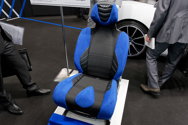 こちらも東レの素材技術をふんだんに盛り込んだ「次世代カーシート」。シート骨格にはカーボンファイバーを用い、クッション性が必要な部分はウレタンではなくリサイクル性の高いモノマテリアルを使用。通気性が高く、軽量で剛性にも優れるとする