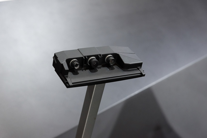 自動運転・ADAS向けの「TRI-CAMカメラ」。複数の魚眼レンズカメラで300m先の物体検知に対応する。1つのセンサーが故障しても正しく動作し続ける冗長性も特徴