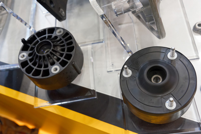 サスペンションマウント