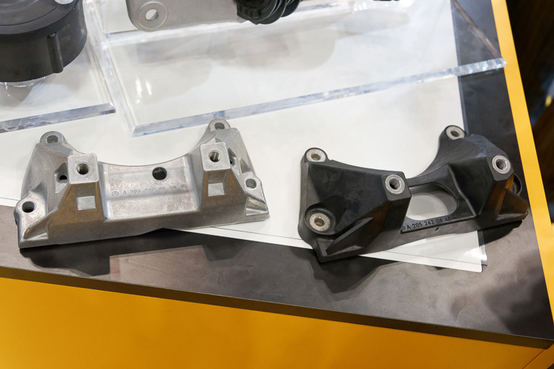 トランスミッションアダプター。これらは十分な剛性と機能を保ちながら、それぞれアルミから30～55％ほどの軽量化を果たしているという