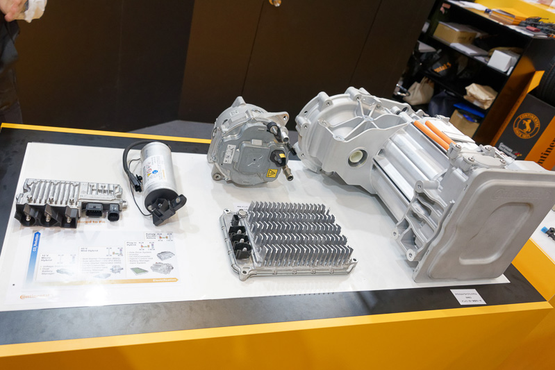 EVやハイブリッドカー向けのインバーター類。左端が12V、中央上が48V、右がインバーター一体型のトランスアクスル。近年は出力性能の出しやすさや安全性の面から48Vのユニットのニーズが高いという