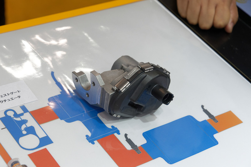 それぞれ役割の異なるバタフライバルブだが、モーター部分（黒い部分）は共通とし、バルブとの組み合わせを変えるだけで広い部品に対応できるようにしている