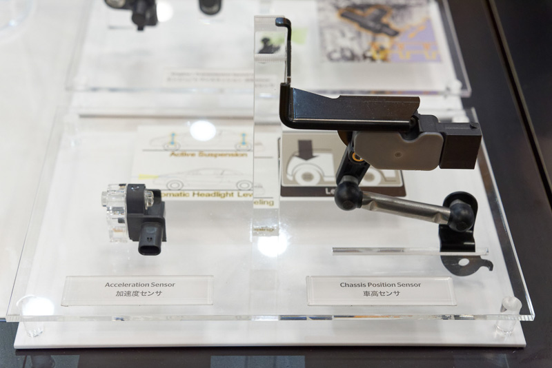 加速度センサー（左）以外に、車高センサー（右）なども用意