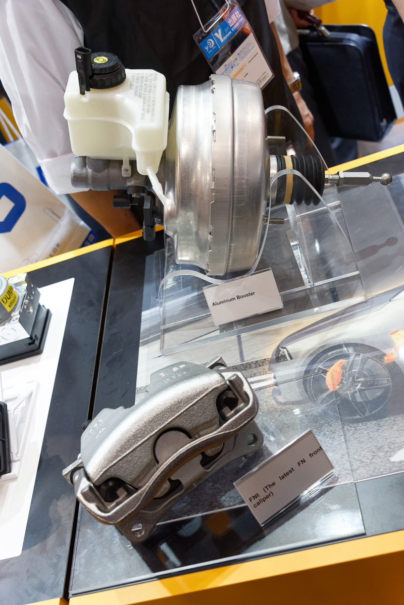 電動パーキングブレーキ用のモジュール。低消費電力や高速動作を実現し、幅広い車重に対応