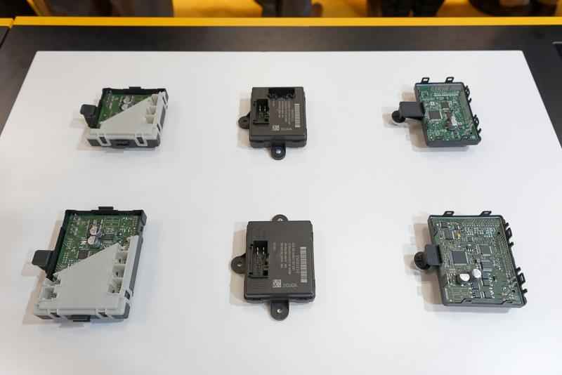 ドアコントロールユニット。例えばドアウィンドウごとに制御ユニットを分散させることでワイヤーハーネスを削減でき、軽量化や構造のシンプル化につながる。さらにヒーティングアームレストやドアイルミネーションなど、さまざまな付加機能を実装しやすくなるという