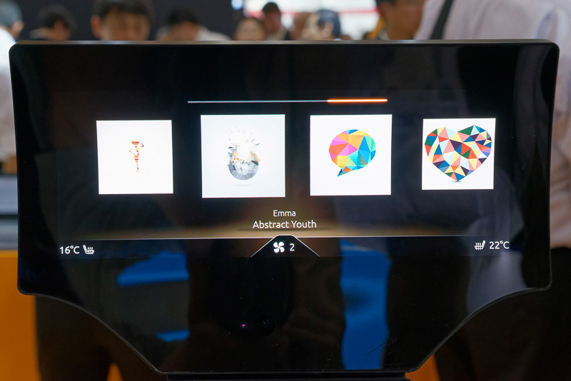 ジェスチャー操作にも対応。画面から少し離れたところで親指を立てると、楽曲のお気に入り登録・登録解除などの操作が可能となっていた