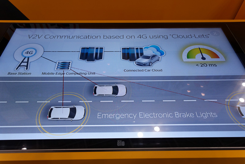 5G活用のメリットを紹介する映像。4Gではネットワークを通じて交通状況を受信するため、遅延も大きい