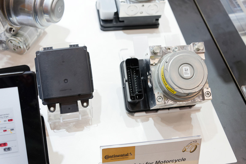 左は2輪車向けのアダプティブ・クルーズ・コントロール用ユニット（ACC）、右は緊急ブレーキアシストシステム（EBA）。ACCは設定速度での巡航と前走車に合わせた速度調整、ブレーキングに対応。EBAは前方に障害物を検知すると衝突警告と自律的制動を行なえる