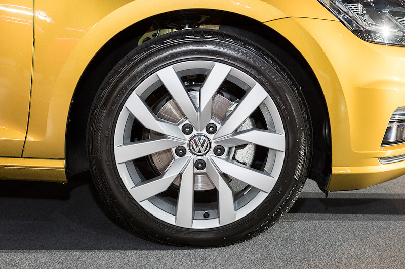 直列4気筒DOHC 1.4リッターターボエンジンに7速DSGを組み合わせる「ゴルフ TSI ハイライン」。ボディサイズは4265×1800×1480mm（全長×全幅×全高）。最高出力103kW（140PS）/4500-6000rpm、最大トルク250Nm（25.5kgm）/1500-3500rpmを発生し、JC08モード燃費は18.1km/L。価格は325万9000円