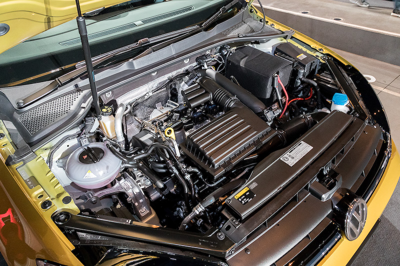 直列4気筒DOHC 1.4リッターターボエンジンに7速DSGを組み合わせる「ゴルフ TSI ハイライン」。ボディサイズは4265×1800×1480mm（全長×全幅×全高）。最高出力103kW（140PS）/4500-6000rpm、最大トルク250Nm（25.5kgm）/1500-3500rpmを発生し、JC08モード燃費は18.1km/L。価格は325万9000円