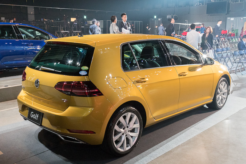 直列4気筒DOHC 1.4リッターターボエンジンに7速DSGを組み合わせる「ゴルフ TSI ハイライン」。ボディサイズは4265×1800×1480mm（全長×全幅×全高）。最高出力103kW（140PS）/4500-6000rpm、最大トルク250Nm（25.5kgm）/1500-3500rpmを発生し、JC08モード燃費は18.1km/L。価格は325万9000円