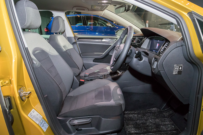 直列4気筒DOHC 1.4リッターターボエンジンに7速DSGを組み合わせる「ゴルフ TSI ハイライン」。ボディサイズは4265×1800×1480mm（全長×全幅×全高）。最高出力103kW（140PS）/4500-6000rpm、最大トルク250Nm（25.5kgm）/1500-3500rpmを発生し、JC08モード燃費は18.1km/L。価格は325万9000円