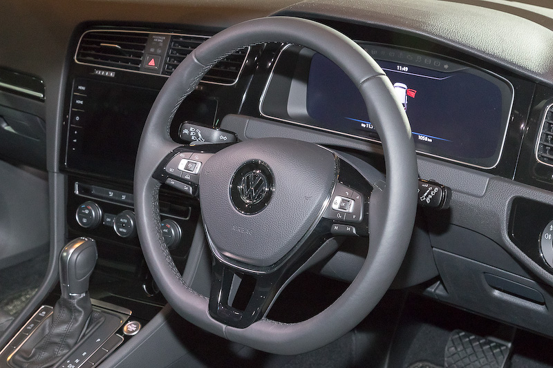 直列4気筒DOHC 1.4リッターターボエンジンに7速DSGを組み合わせる「ゴルフ TSI ハイライン」。ボディサイズは4265×1800×1480mm（全長×全幅×全高）。最高出力103kW（140PS）/4500-6000rpm、最大トルク250Nm（25.5kgm）/1500-3500rpmを発生し、JC08モード燃費は18.1km/L。価格は325万9000円