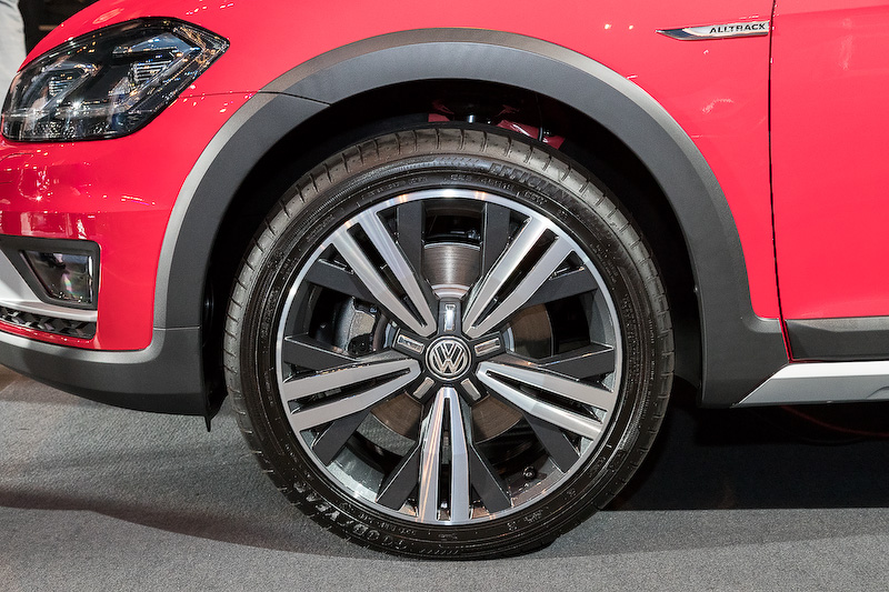直列4気筒DOHC 1.8リッターターボエンジンに6速DSGを組み合わせ、4輪を駆動する「ゴルフ オールトラック 4MOTION」。ボディサイズは4585×1800×1510mm。最高出力132kW（180PS）/4500-6200rpm、最大トルク280Nm（28.6kgm）/1350-4500rpmを発生。JC08モード燃費は13.5km/L。価格は359万9000円