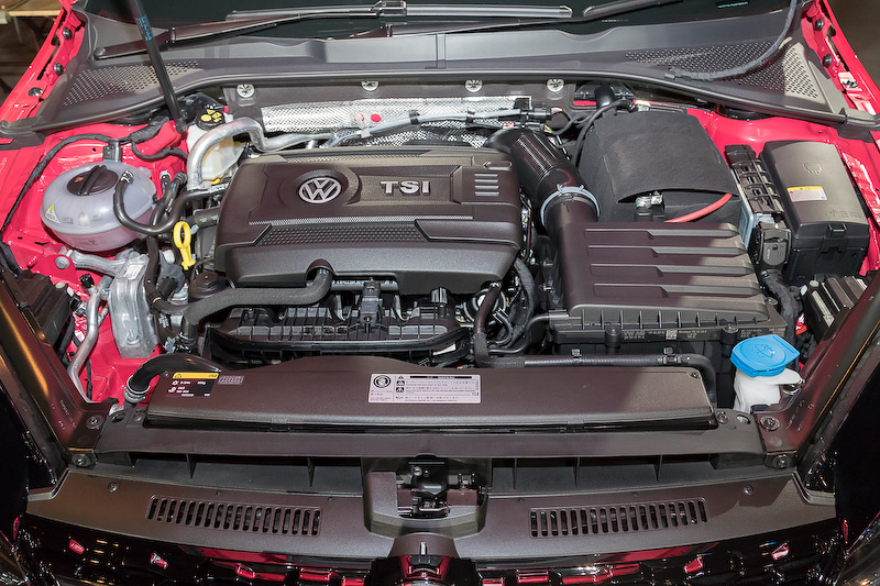 直列4気筒DOHC 1.8リッターターボエンジンに6速DSGを組み合わせ、4輪を駆動する「ゴルフ オールトラック 4MOTION」。ボディサイズは4585×1800×1510mm。最高出力132kW（180PS）/4500-6200rpm、最大トルク280Nm（28.6kgm）/1350-4500rpmを発生。JC08モード燃費は13.5km/L。価格は359万9000円