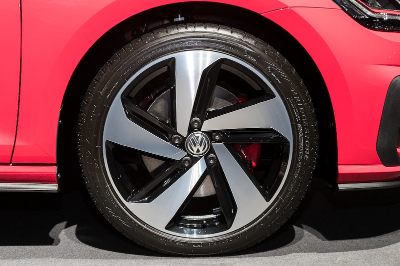 直列4気筒DOHC 2.0リッターターボエンジンに6速DSGを組み合わせる「ゴルフ GTI」。ボディサイズは4275×1800×1470mm（全長×全幅×全高）。最高出力169kW（230PS）/4700-6200rpm、最大トルク350Nm（35.7kgm）/1500-4600rpmを発生し、JC08モード燃費は14.6km/L。価格は399万9000円