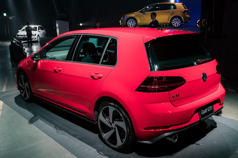 直列4気筒DOHC 2.0リッターターボエンジンに6速DSGを組み合わせる「ゴルフ GTI」。ボディサイズは4275×1800×1470mm（全長×全幅×全高）。最高出力169kW（230PS）/4700-6200rpm、最大トルク350Nm（35.7kgm）/1500-4600rpmを発生し、JC08モード燃費は14.6km/L。価格は399万9000円