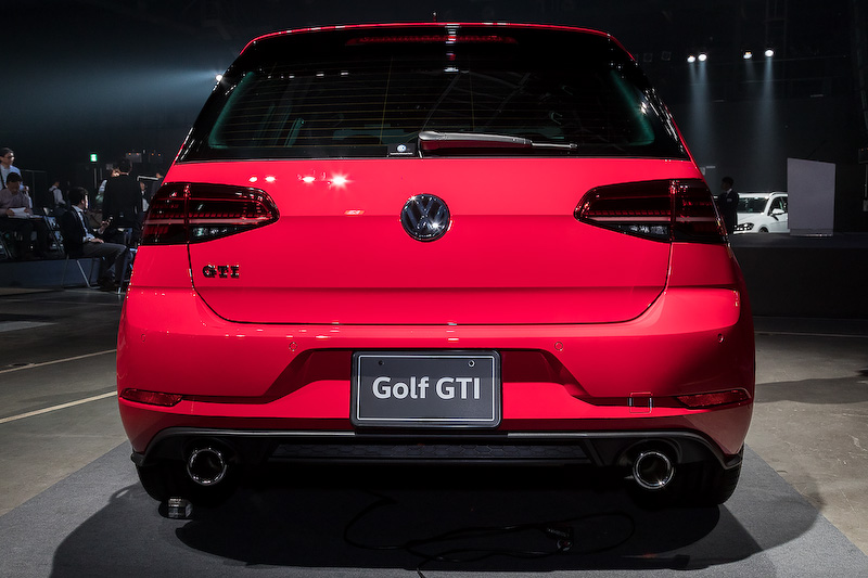 直列4気筒DOHC 2.0リッターターボエンジンに6速DSGを組み合わせる「ゴルフ GTI」。ボディサイズは4275×1800×1470mm（全長×全幅×全高）。最高出力169kW（230PS）/4700-6200rpm、最大トルク350Nm（35.7kgm）/1500-4600rpmを発生し、JC08モード燃費は14.6km/L。価格は399万9000円