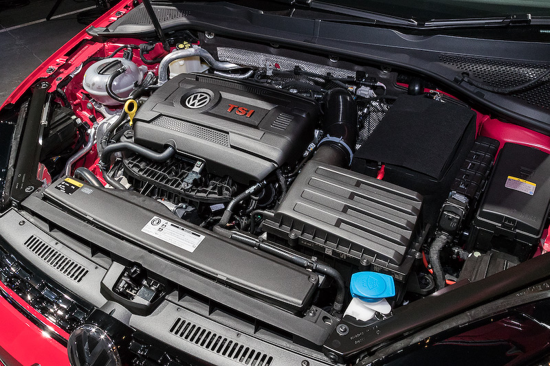 直列4気筒DOHC 2.0リッターターボエンジンに6速DSGを組み合わせる「ゴルフ GTI」。ボディサイズは4275×1800×1470mm（全長×全幅×全高）。最高出力169kW（230PS）/4700-6200rpm、最大トルク350Nm（35.7kgm）/1500-4600rpmを発生し、JC08モード燃費は14.6km/L。価格は399万9000円