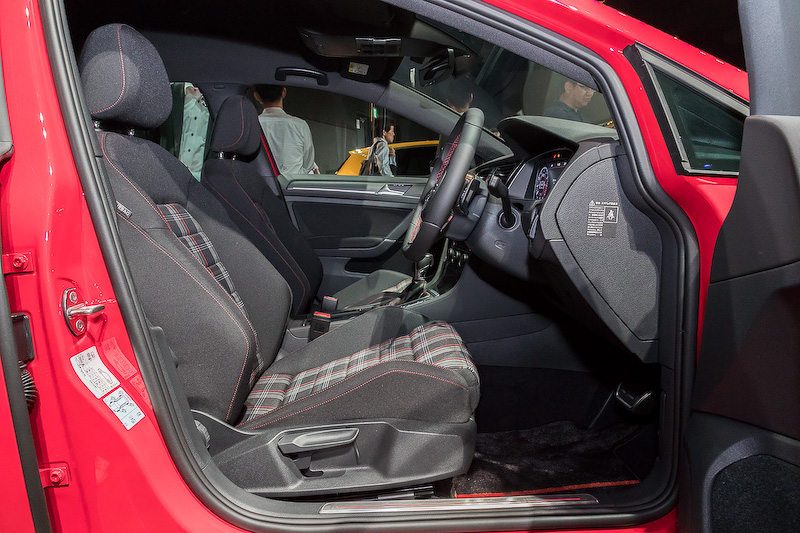 直列4気筒DOHC 2.0リッターターボエンジンに6速DSGを組み合わせる「ゴルフ GTI」。ボディサイズは4275×1800×1470mm（全長×全幅×全高）。最高出力169kW（230PS）/4700-6200rpm、最大トルク350Nm（35.7kgm）/1500-4600rpmを発生し、JC08モード燃費は14.6km/L。価格は399万9000円