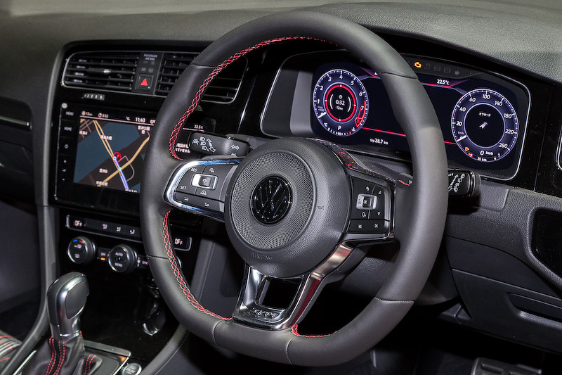 直列4気筒DOHC 2.0リッターターボエンジンに6速DSGを組み合わせる「ゴルフ GTI」。ボディサイズは4275×1800×1470mm（全長×全幅×全高）。最高出力169kW（230PS）/4700-6200rpm、最大トルク350Nm（35.7kgm）/1500-4600rpmを発生し、JC08モード燃費は14.6km/L。価格は399万9000円