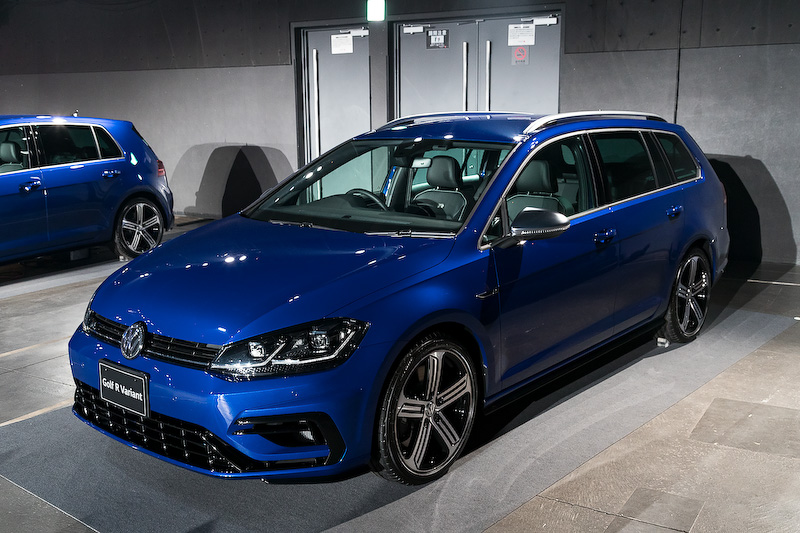 直列4気筒DOHC 2.0リッターターボエンジンに7速DSGを組み合わせる「ゴルフ R」と「ゴルフ R ヴァリアント」。DSG仕様の最高出力は228kW（310PS）/5500-6500rpm、最大トルクは400Nm（40.8kgm）/2000-5400rpm（ハッチバックの6速MT仕様は最大トルク380Nm）を発生し、JC08モード燃費はともに13.0km/L。価格はゴルフ Rが559万9000円、ゴルフ R ヴァリアントが569万9000円
