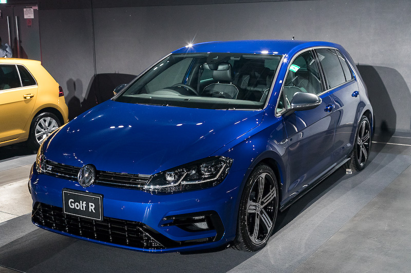 直列4気筒DOHC 2.0リッターターボエンジンに7速DSGを組み合わせる「ゴルフ R」と「ゴルフ R ヴァリアント」。DSG仕様の最高出力は228kW（310PS）/5500-6500rpm、最大トルクは400Nm（40.8kgm）/2000-5400rpm（ハッチバックの6速MT仕様は最大トルク380Nm）を発生し、JC08モード燃費はともに13.0km/L。価格はゴルフ Rが559万9000円、ゴルフ R ヴァリアントが569万9000円