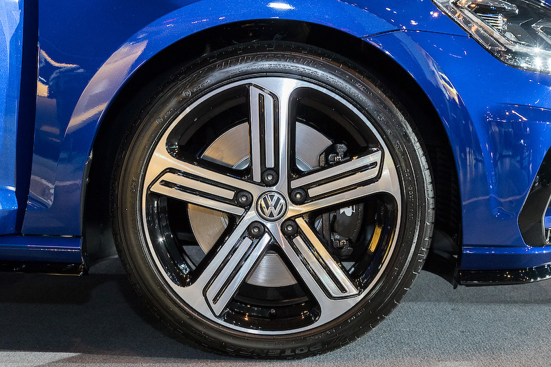 直列4気筒DOHC 2.0リッターターボエンジンに7速DSGを組み合わせる「ゴルフ R」と「ゴルフ R ヴァリアント」。DSG仕様の最高出力は228kW（310PS）/5500-6500rpm、最大トルクは400Nm（40.8kgm）/2000-5400rpm（ハッチバックの6速MT仕様は最大トルク380Nm）を発生し、JC08モード燃費はともに13.0km/L。価格はゴルフ Rが559万9000円、ゴルフ R ヴァリアントが569万9000円