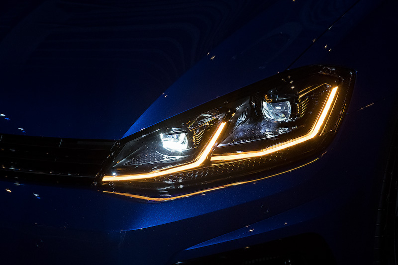 直列4気筒DOHC 2.0リッターターボエンジンに7速DSGを組み合わせる「ゴルフ R」と「ゴルフ R ヴァリアント」。DSG仕様の最高出力は228kW（310PS）/5500-6500rpm、最大トルクは400Nm（40.8kgm）/2000-5400rpm（ハッチバックの6速MT仕様は最大トルク380Nm）を発生し、JC08モード燃費はともに13.0km/L。価格はゴルフ Rが559万9000円、ゴルフ R ヴァリアントが569万9000円