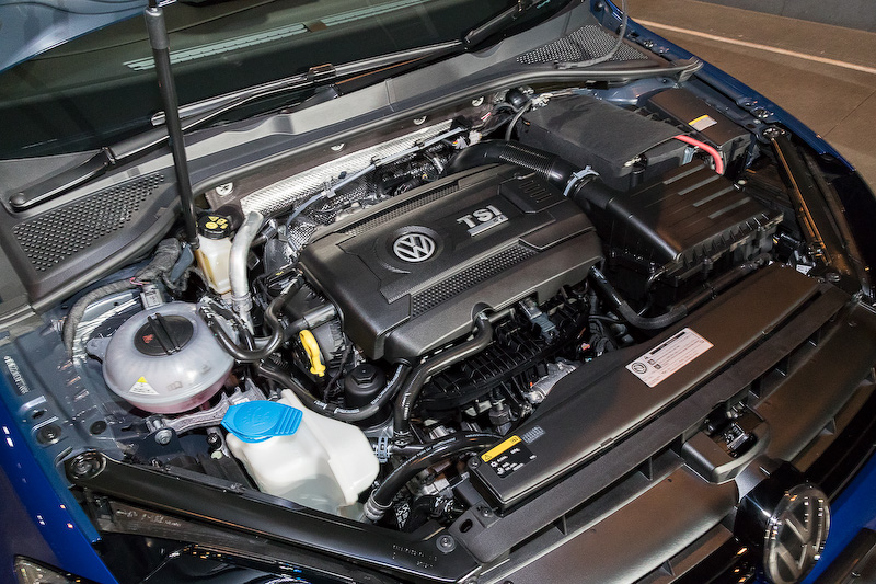 直列4気筒DOHC 2.0リッターターボエンジンに7速DSGを組み合わせる「ゴルフ R」と「ゴルフ R ヴァリアント」。DSG仕様の最高出力は228kW（310PS）/5500-6500rpm、最大トルクは400Nm（40.8kgm）/2000-5400rpm（ハッチバックの6速MT仕様は最大トルク380Nm）を発生し、JC08モード燃費はともに13.0km/L。価格はゴルフ Rが559万9000円、ゴルフ R ヴァリアントが569万9000円