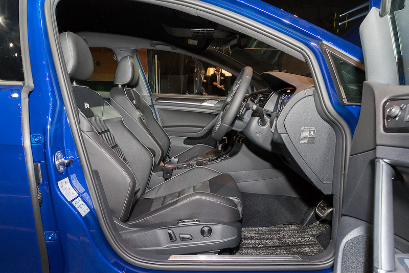 Rは12.3インチの大型ディスプレイを用いたデジタルメータークラスター「Active info Display」を標準装備